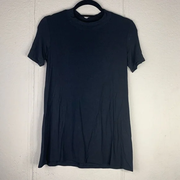 Black blouse‎ with circle cross cross back cut out - Picture 2 of 5